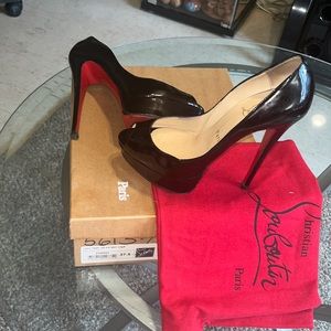 Authentic Christian Louboutin Patent Leather Lady Peep shoe (150)
